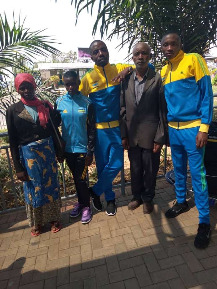 Umubyeyi wa Niyonkuru Florence n'umubyeyi wa Habinshuti Alexis bari kumwe n'umutoza mbere yo gufata rutemikirere