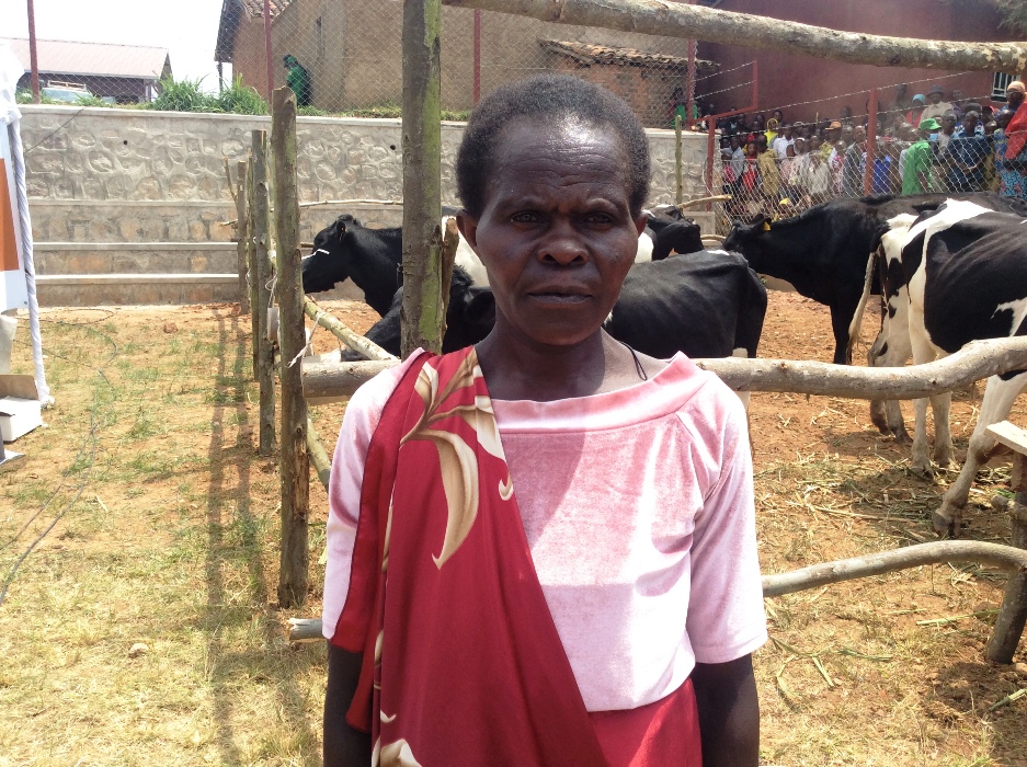 Umubyeyi wari wapfushije inka ebyiri mu biza yagabiwe indi