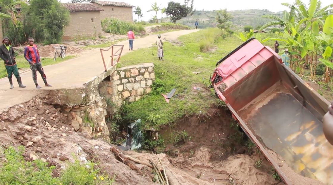 Umucanga wahise ujya hejuru y'abantu bari hejuru ku modoka