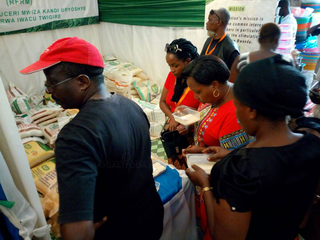 Abantu bari kwitabira kugura uwo muceri 