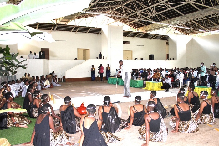 Aha bari bicaye bumva impanuro z'abakuru