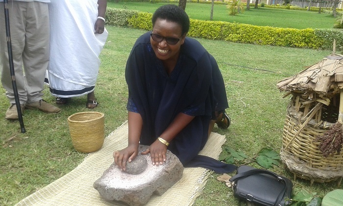 Uyu mugore yiyibukije uburyo mu myaka yo ha mbere hashakwaga ifu