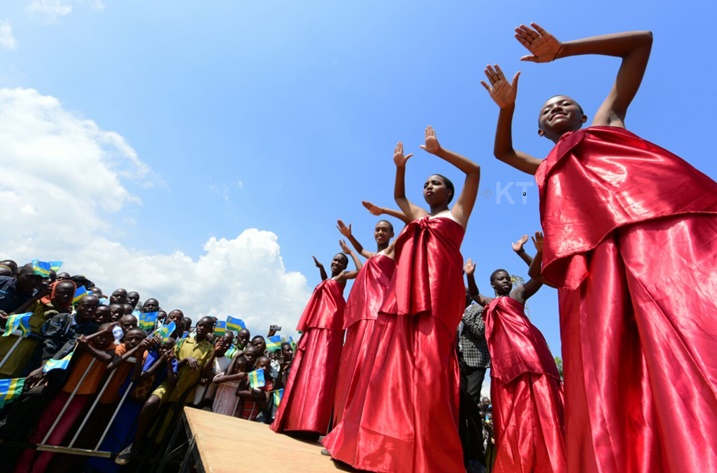 Umuco Nyarwanda ntugacike! Urubyiruko rwambariye kuwimakaza.