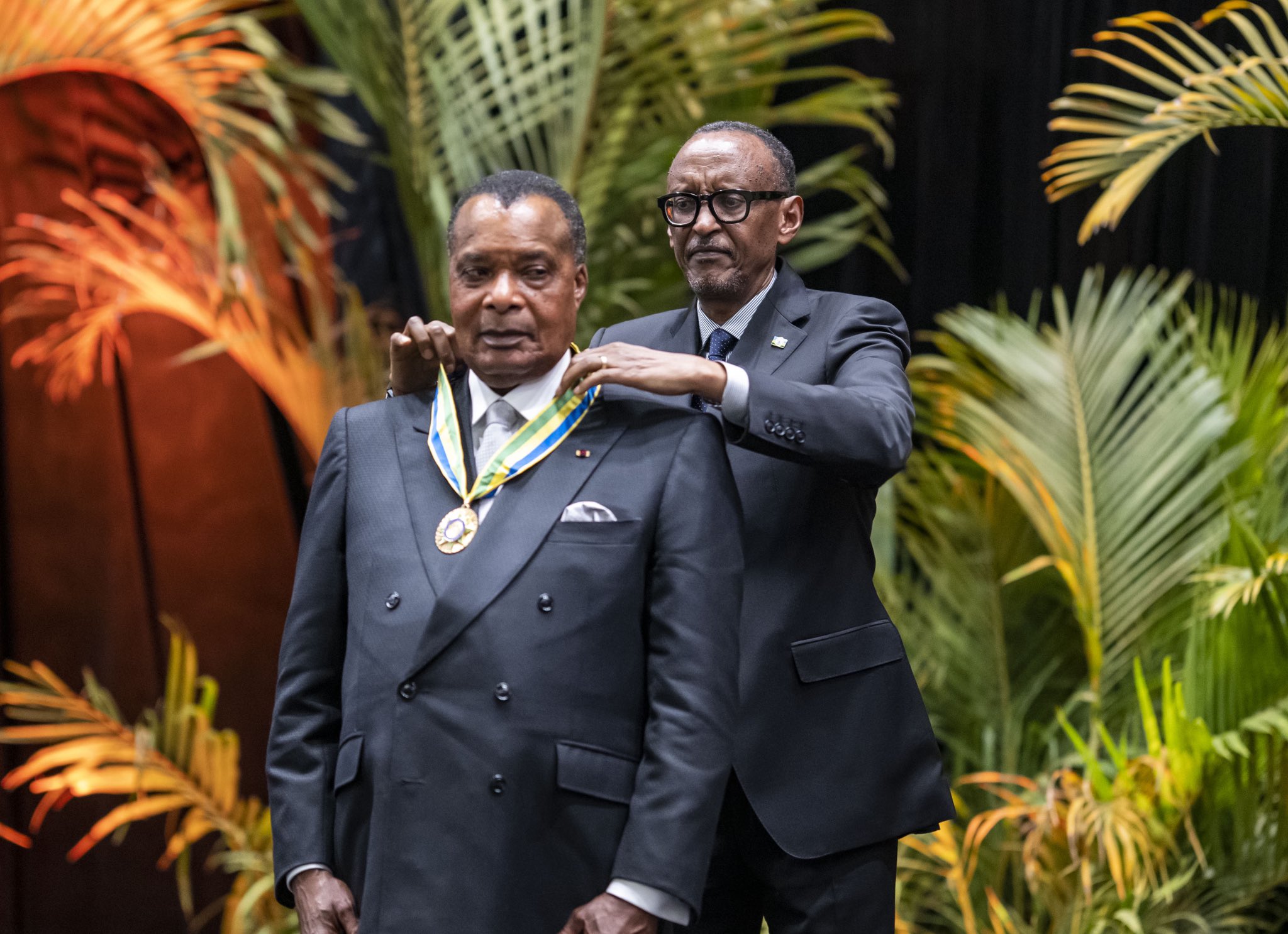 Perezida Kagame tariki 21 Nyakanga 2023, yambitse Denis Sassou-Nguesso umudali w'icyubahiro witwa ‘Agaciro' ku bw'imiyoborere ye idasanzwe