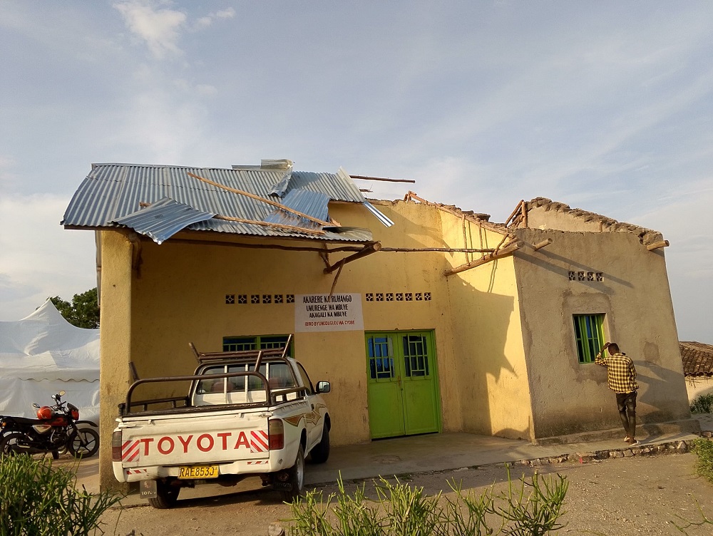 Imvura n'umuyaga yanasakambuye ibiro by'Umudugudu