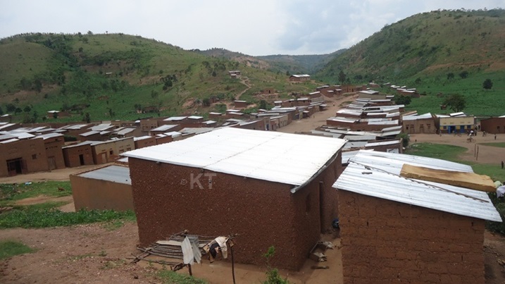 Umudugudu wa Gakagati ya mbere bamwe ubamo abaturage bagorwa no kugera ku ivuriro.