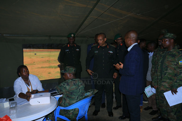 Umugaba mukuru w'ingabo z'u Rwanda Gen Patrick Nyamvumba asobanurirwa uko ingabo ziri gutanga amaraso