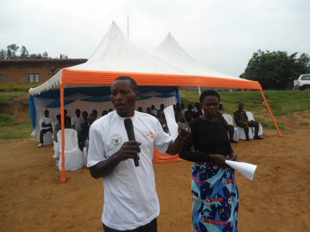 Umugabo n'umugore batanga ubuhamya bw'uko bakibanye neza na nyuma yo kwifungisha burundu.