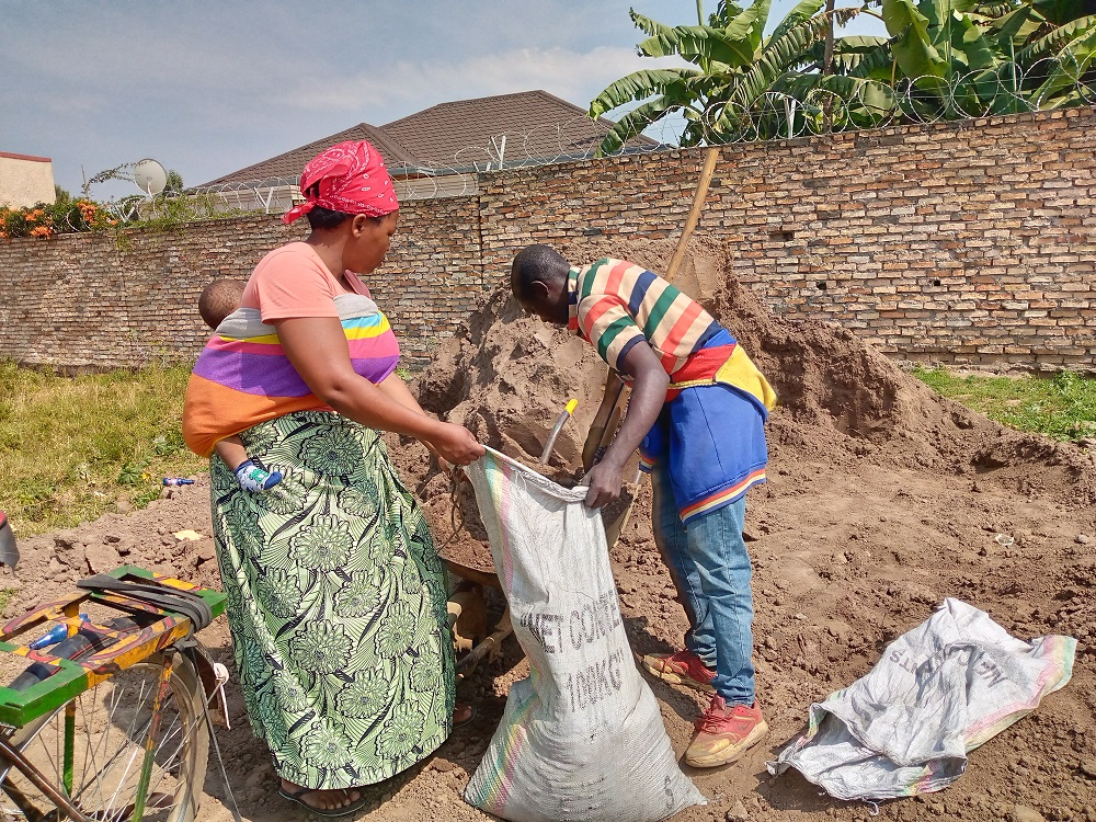 Umugabo n'umugore bagirwa inama yo gufatanya imirimo ntawe uvunishije undi