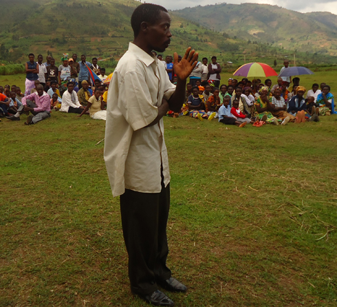 Umugabo yisobanura imbere y