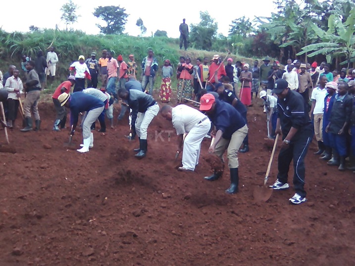 Abaturage nabo batanze umusanzu wabo bafasha guharura ahazubakwa.