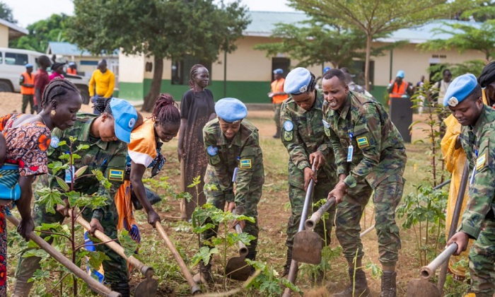 Ingabo z'u Rwanda zigaragara no mu bikorwa by'umuganda