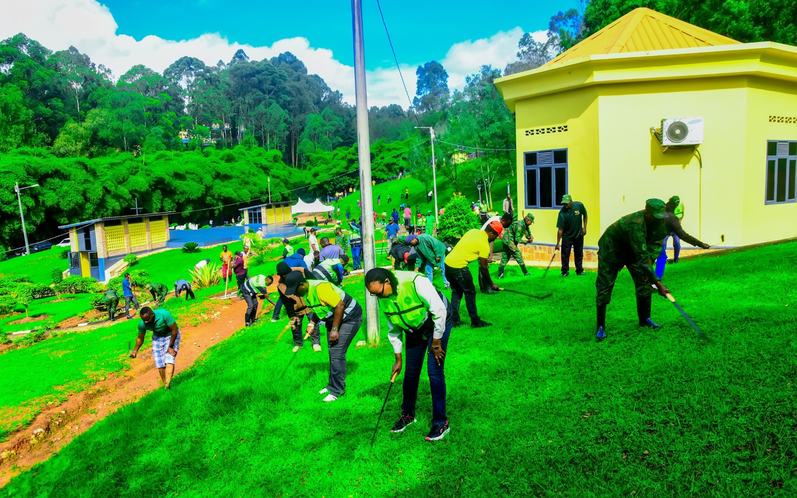Bakoze umuganda wo gusukura ku Rwibutso rw