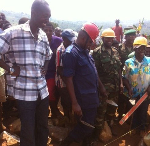Abayobozi bashyira ibuye ryifatizo ahazubakwa aya mazu.