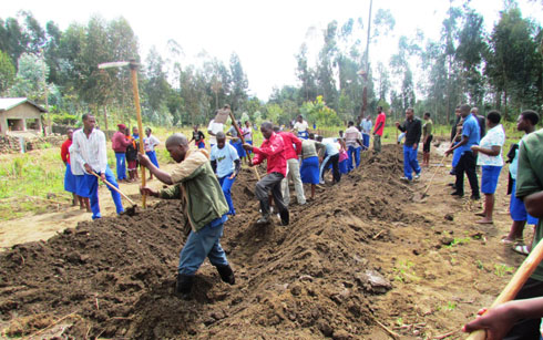 Abanyeshuri nabo bitabiriye umuganda.
