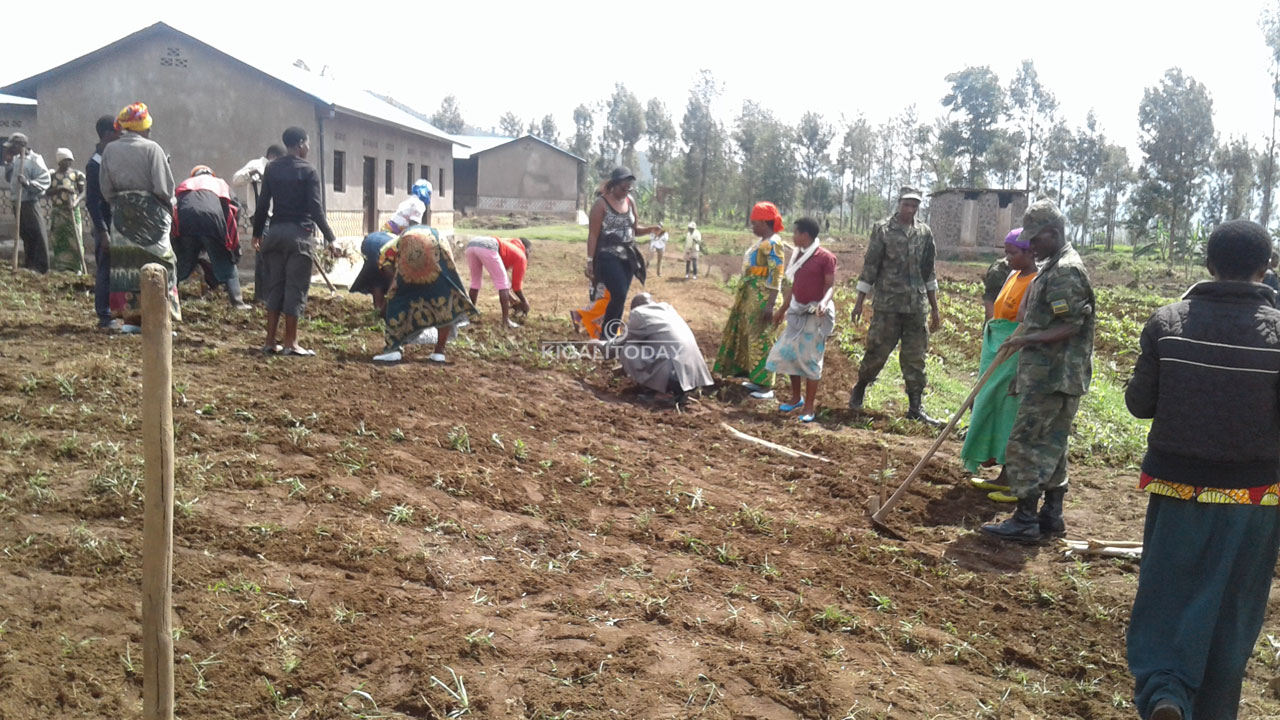 Umuganda wakozwe hakorwa ubusitani hanaterwa ibiti by'imbuto hamwe n'ibindi bizafasha abaturage kwirinda isuri