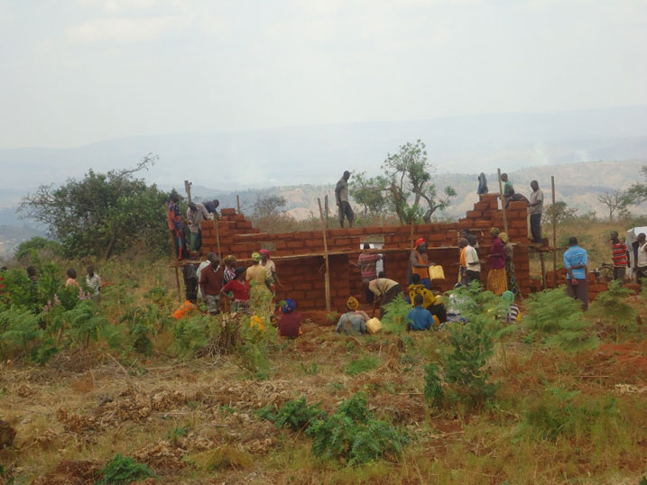 Buri mudugudu wiyemeje kubaka inzu yagenewe abirukanwe muri Tanzaniya.