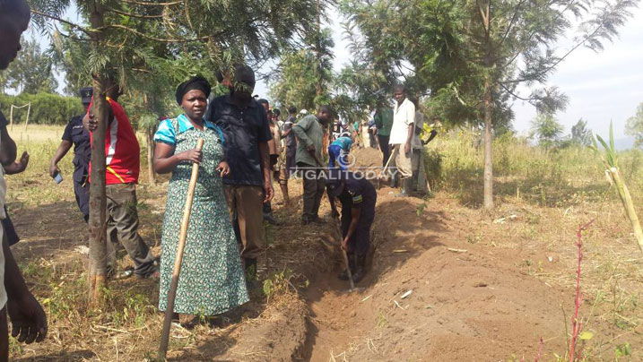 Umuganda wakorewe mu Kagari ka Rugari, ahacukurwa umuyoboro w'amazi ureshya n'ibirometero 6 kuva ahitwa Kanyogote kugera Nteko.