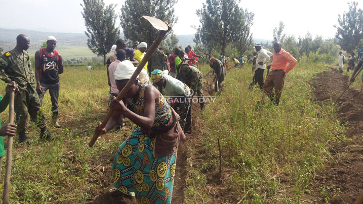  Abaturage b'utugari twa Mimuli na Rugari uyu muyoboro uzacamo bajyaga bavoma igishanga mu gihe cy'impeshyi kuko amazi yakundaga kubura. 