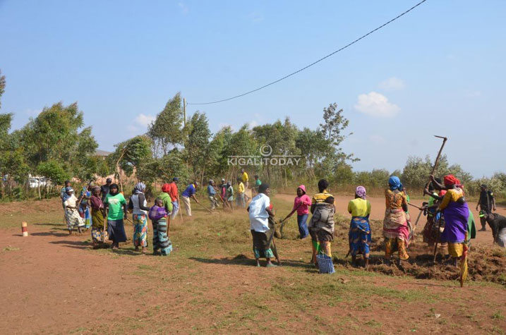 Abaturage nabo babyukiye mu muganda wo gushakira Ababa babo aho bazajya bidagadurira.