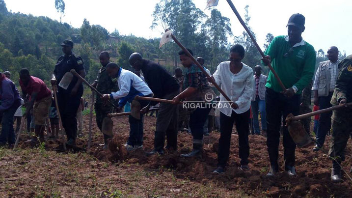 Minisitiri w'Intebe Aastase Murekezi nawe yari yifatanyije n'abaturage mu guhinga igishanga.