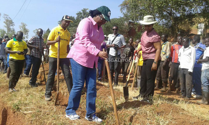 Minisitiri w'Ubuhinzi n'Ubworozi nawe yifatanyije n'abaturage mu guca umuyoboro w'amazi.