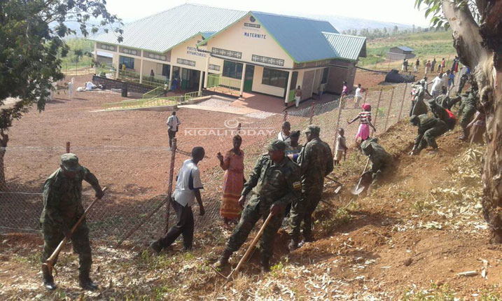 Mu gikorwa cy'umuganda haracukurwa umuyoboro ugeza amazi muri Poste de Sante ya Kiyanzi yabaye iya mbere mu gihugu itsindira ibihembo by'amarushanwa y'umuganda muri 2016/2017.