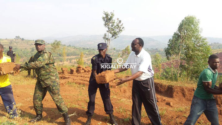 Minisitiri wa MINEACOM Kanimba Francois yifatanyije n'abaturage bo mu Murenge wa murenge wa Kigembe, mu Kagali ka Nyabikenke, ahari kubakwa amazu abiri y'abatishoboye.