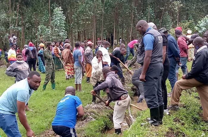 Abitabiriye umuganda mu Murenge wa Busogo basibuye imiyoboro y'amazi mu rwego rwo gukumira isuri ikunze kuhibasira