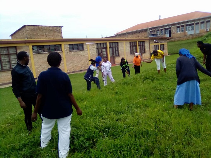 Babanje gukora umuganda mu nkengero z'ibitaro