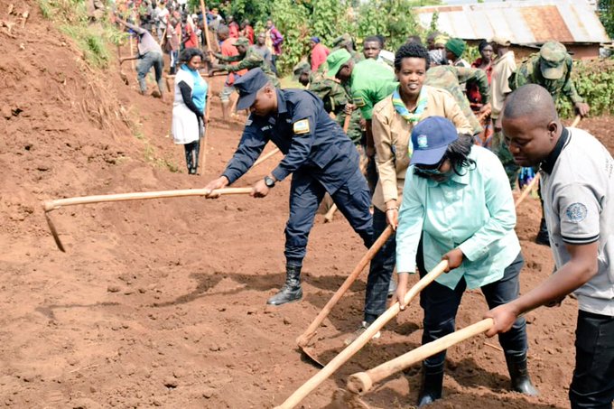 Mu muganda abaturage bifatanyije na Guverineri Nyirarugero mu gutunganya umuhanda w
