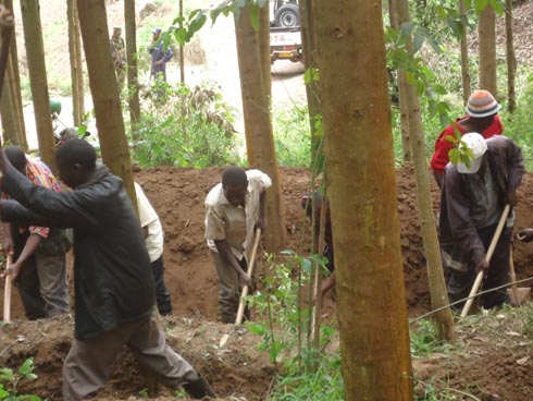 Abaturage nabo bashyizemo imbaraga nyinshi zo gucukura imiringoti (foto E. Musanabera)