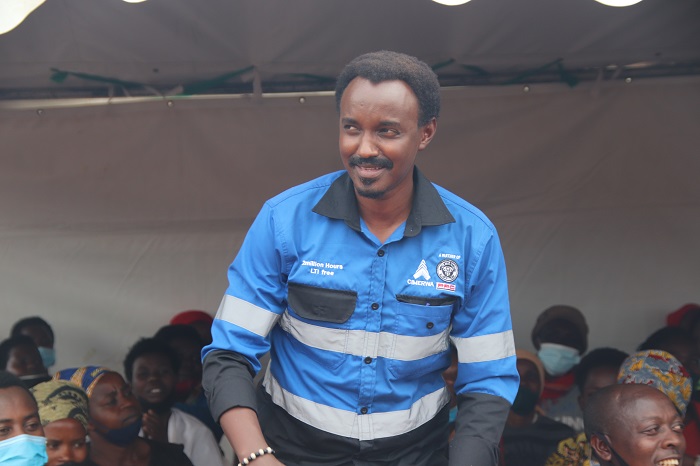 Bayingana Jean Yves ukora muri CIMERWA yavuze ko bazafatanya n'abafundi mu kunoza akazi bakora