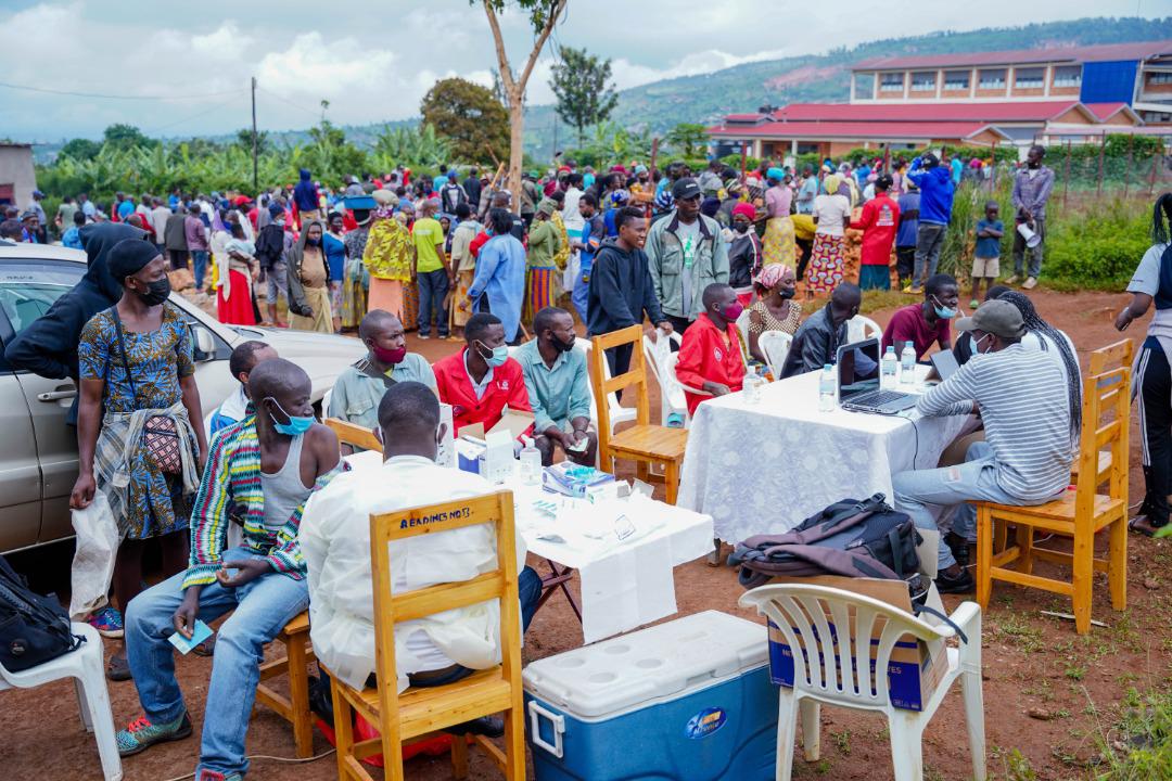 Abitabiriye umuganda bari begerejwe na serivisi zo kwikingiza COVID-19
