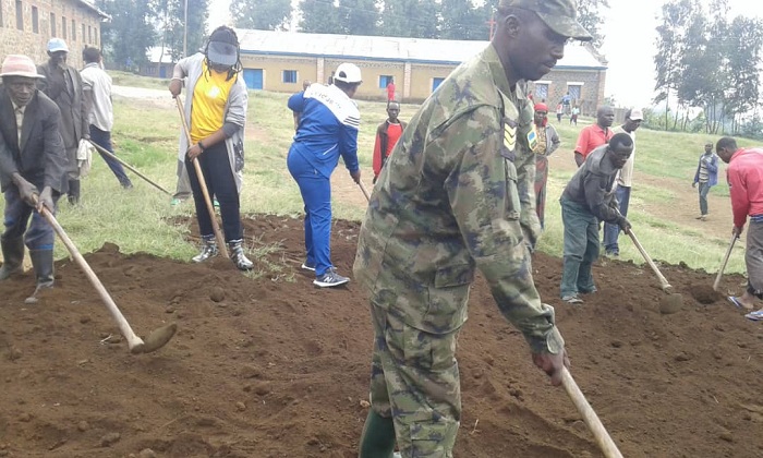 Aba barimo gusanza igitaka cyakuwe ahazanyuzwa umuyoboro w'amazi. Barasanza igitaka kirimo gukurwa mu cyobo ahari hagiye gushyirwa ibuye ry'ifatizo