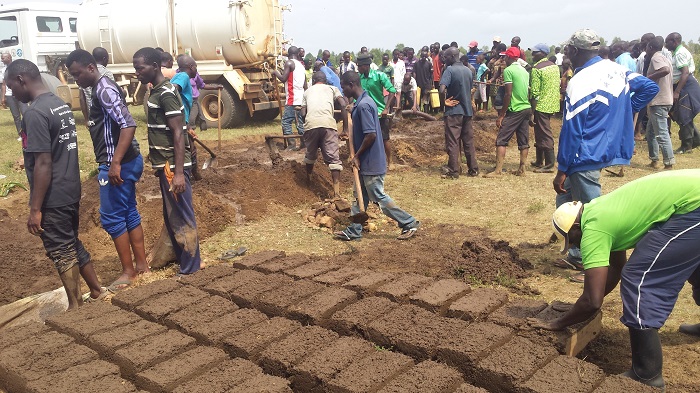 Abaturage basabwe gukomeza ibikorwa by'umuganda kugira ngo bagenzi babo babone amacumbi