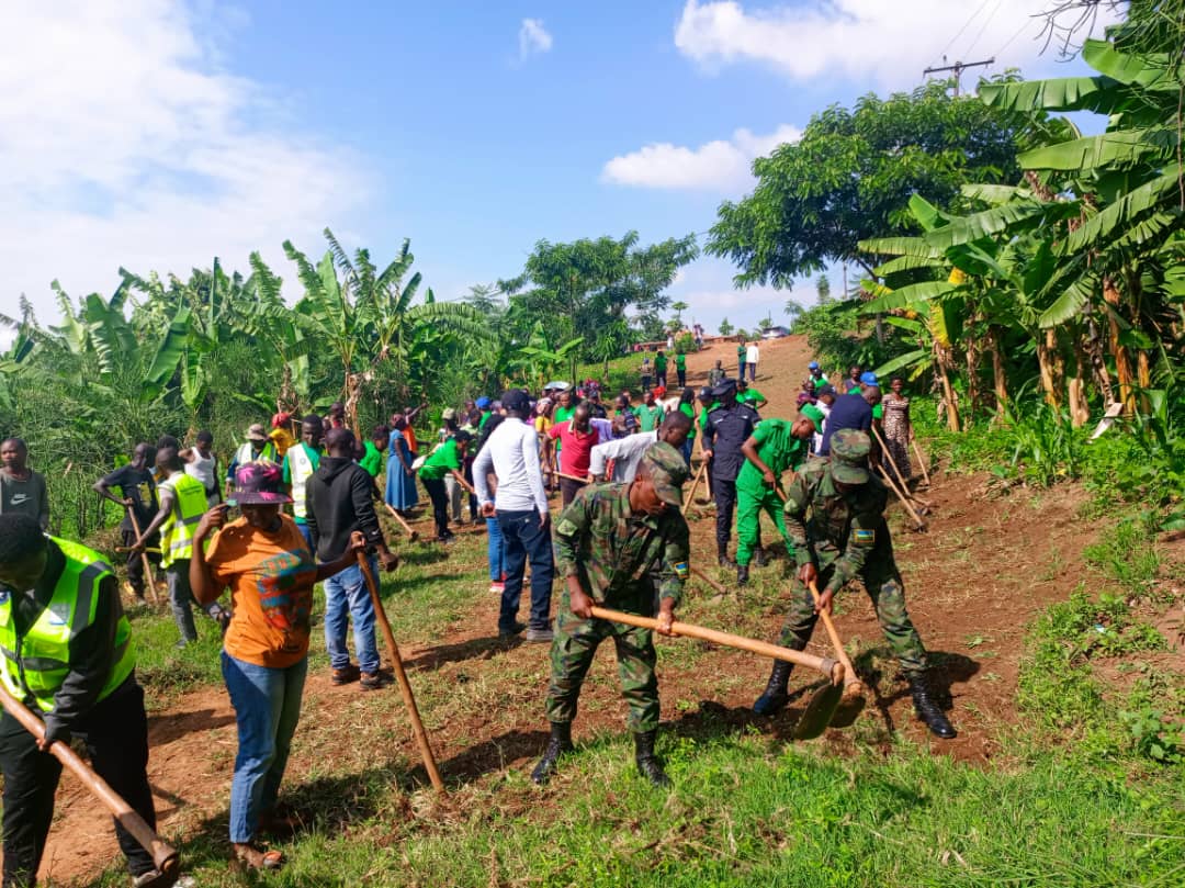 Inzego z'umutekano zakoranye n'abaturage umuganda rusange