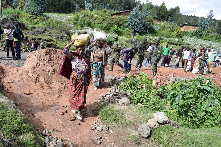 Umuganda wari uwo guhoma inzu z'abatishoboye