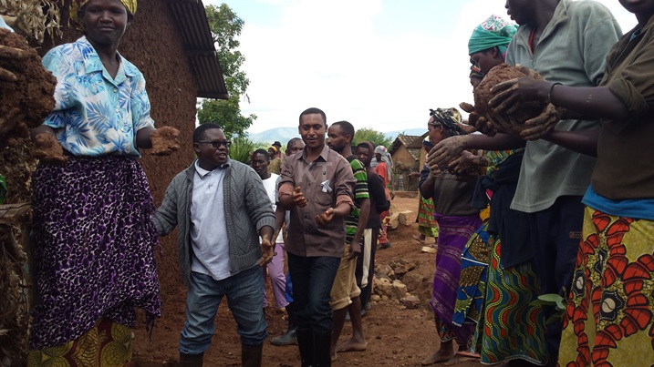 Umuganda witabiriwe n'urubyiruko n'abakuze.