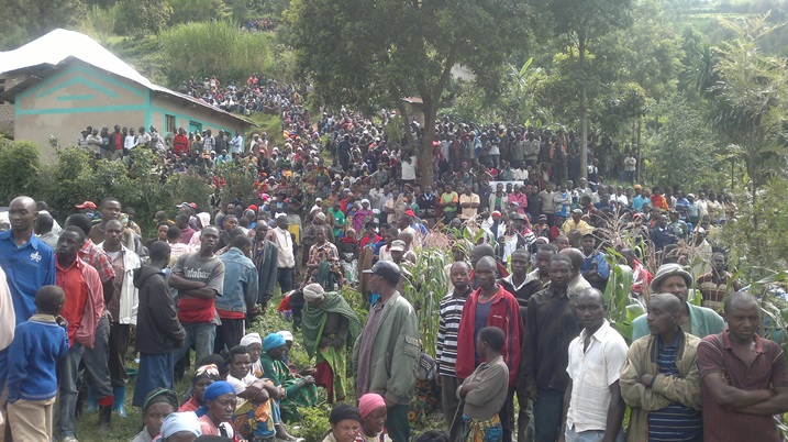 Umuganda wo gutera ibiti mu karere ka Burera bawi witabiriwe n'abaturage amagana n'amagana.