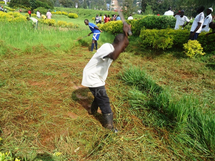 Aha batemaga ibyatsi bibangamiye ubwiza bw'ubusitani bwo mu Kanogo.