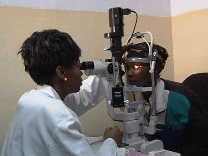 Umuganga ari gusuzuma umurwayi w'ishaza.