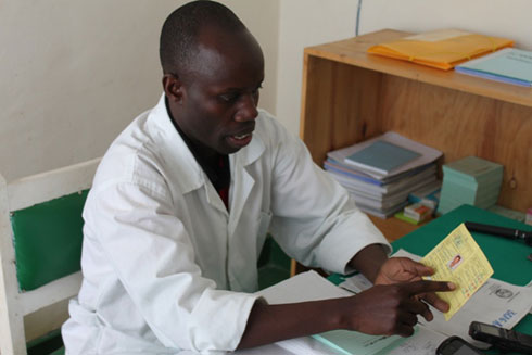 Umuganga ukora muri poste de sante ya Rugarama mu karere ka Gatsibo. 