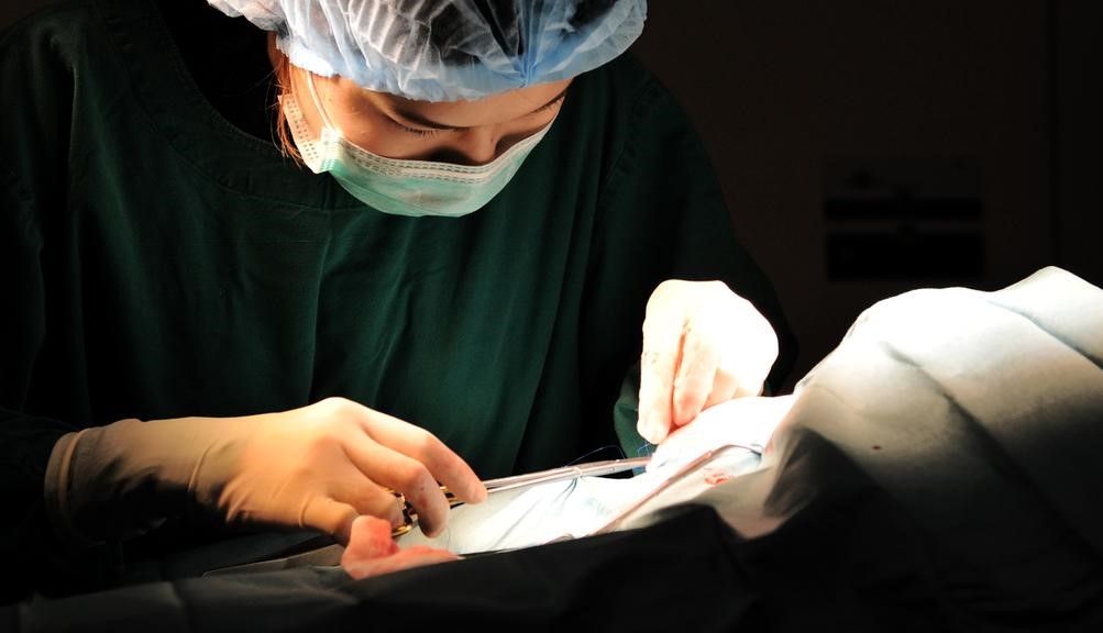 Umuganga yategetswe gufasha ababyeyi kurera umwana wavutse kubera amakosa yakoze