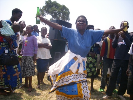 Uyu mugore yabyinaga indirimbo ya Kinyarwanda arya ikigori agasomeza amarwa.