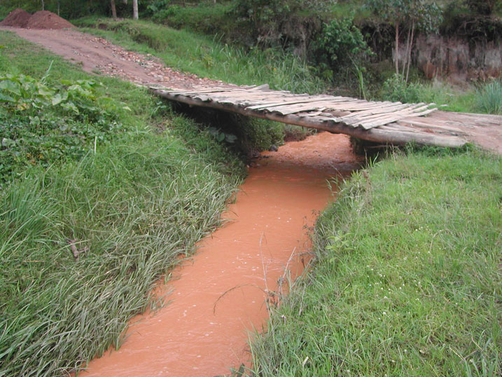 Umugezi wa Cyakika ngo uruzura ukarengera ikiraro ku buryo umaze guhitana abantu batari bacye.