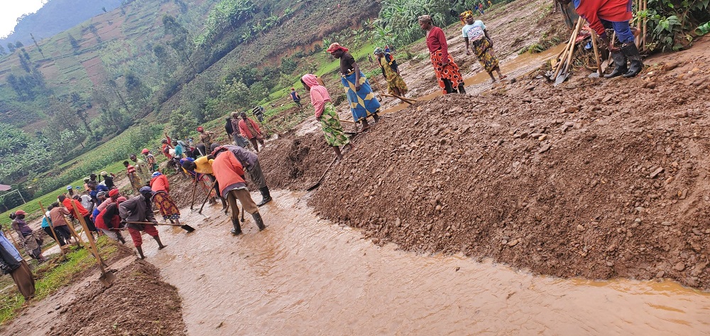 Abaturage bishatsemo ibisubizo bajya gusibura inzira y'uwo mugezi