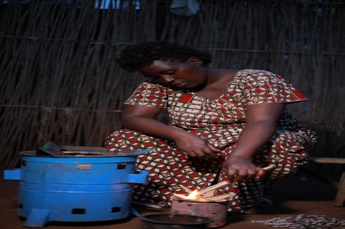 Umugore ucana ku mbabura zigezweho