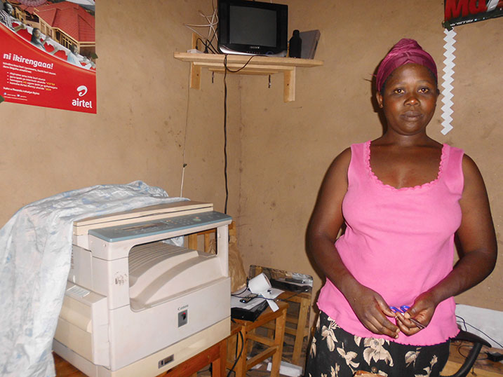 Ahobantegeye avuga ko abaturage bajyaga bajya gushaka serivisi z'ikoranabuhanga mu mujyi wa Huye bahinira iwabo.