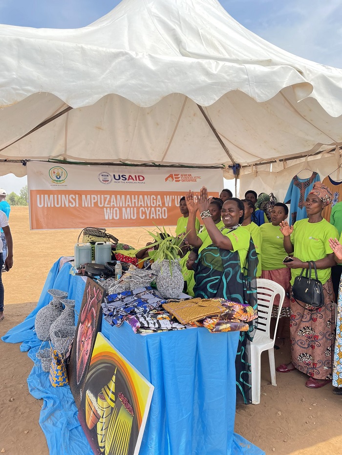 Mu bihangano bamuritse harimo imitako ikoze mu masaro ahingwa mu Rwanda